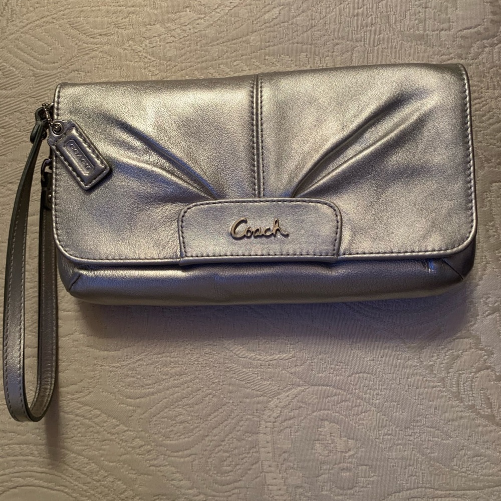 Coach New Leather Wristlet in Silver/Silver Logo🎉